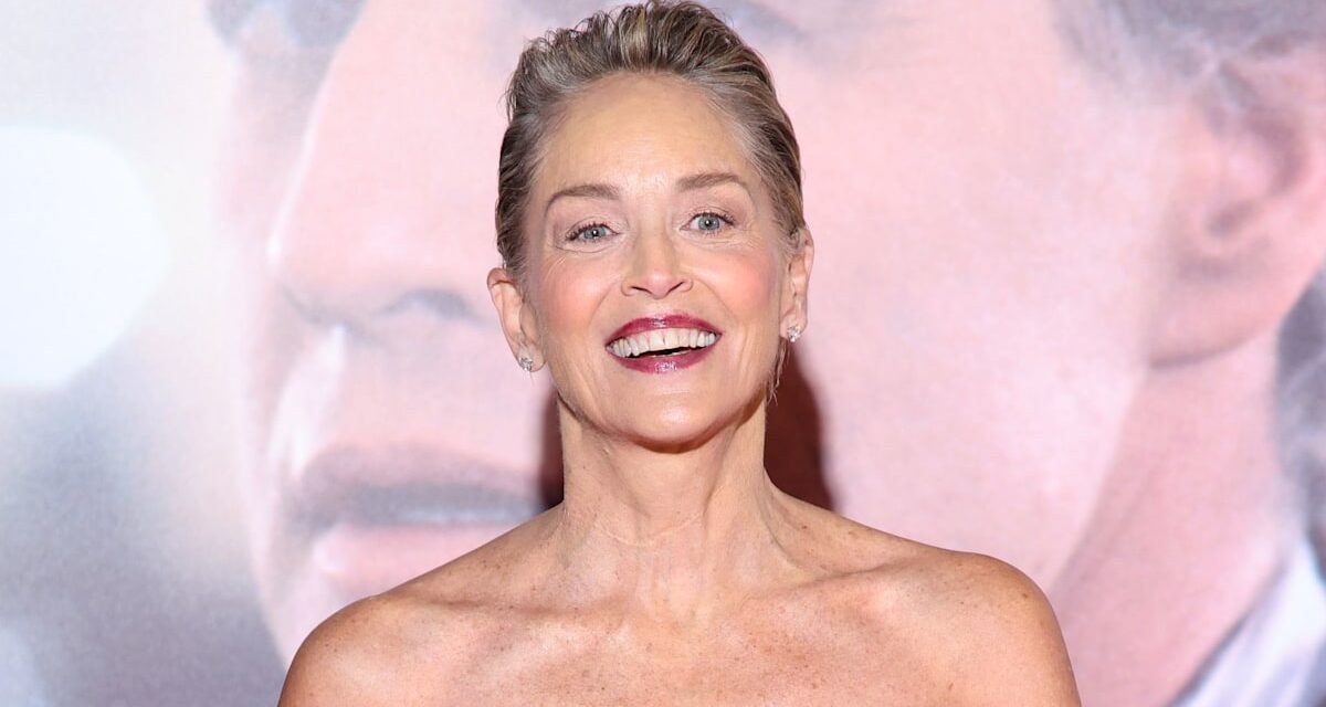 Sharon Stone en maillot de bain présente des jambes infiniement longues dans une superbe photo au bord de l&rsquo;eau