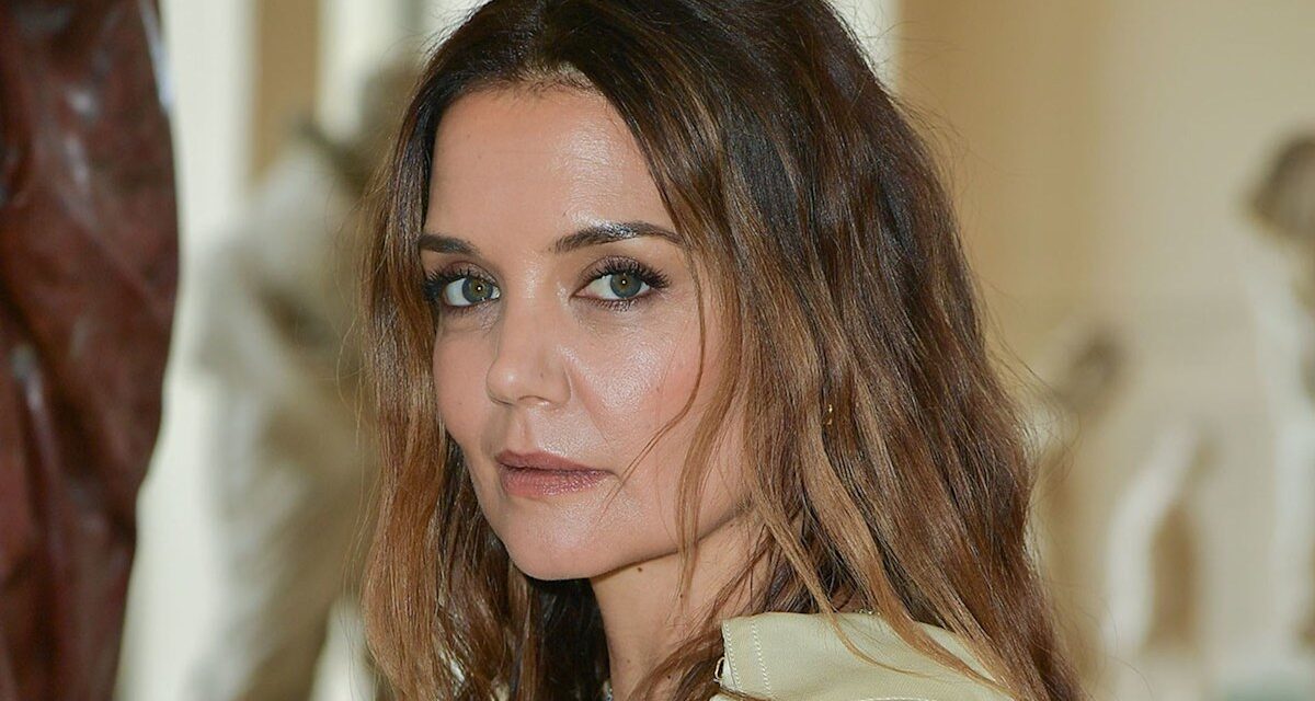 Katie Holmes devient audacieuse avec un regard chaud rouge à NYFW