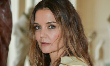 Katie Holmes devient audacieuse avec un regard chaud rouge à NYFW
