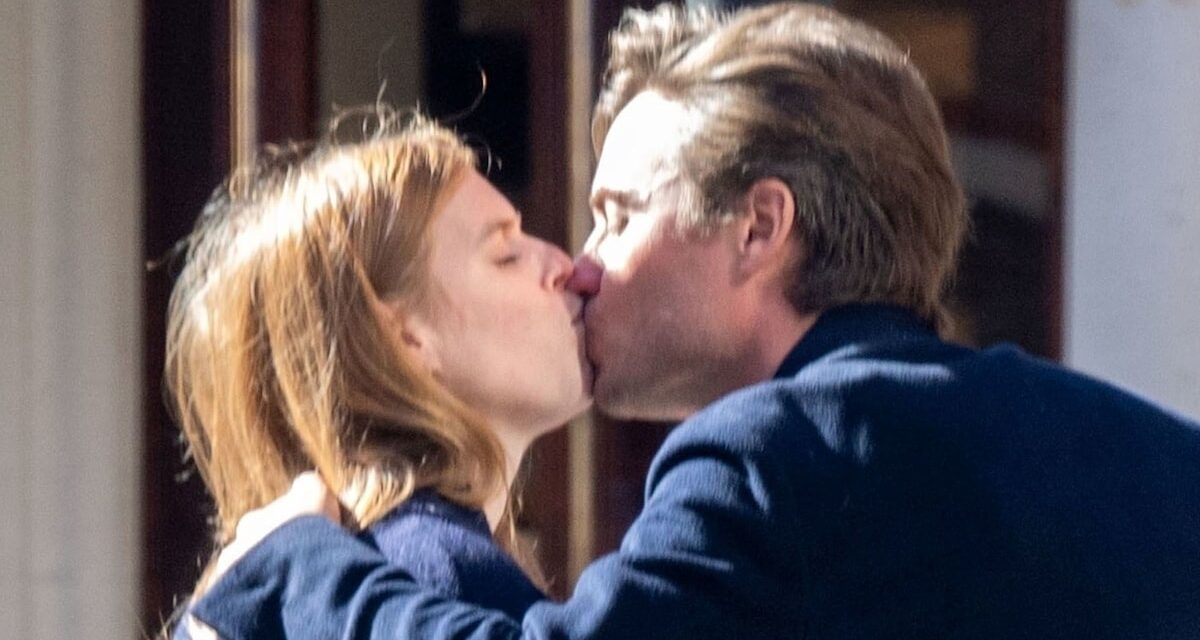 La princesse Beatrice a représenté le mari embrassant Edoardo Mapelli Mozzi après une semaine difficile pour la famille