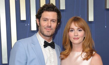 Adam Brody et Leighton Meester &lsquo;Impossible To Miss&rsquo; &lsquo;Emmys Dishongner analysé par un expert en langage corporel