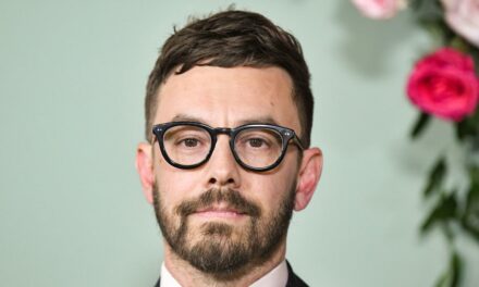 Les célébrités se précipitent vers l&rsquo;ancienne star de la SNL et le membre de Lonely Island avec des messages doux après avoir brisé le bassin de l&rsquo;automne de 20 pieds