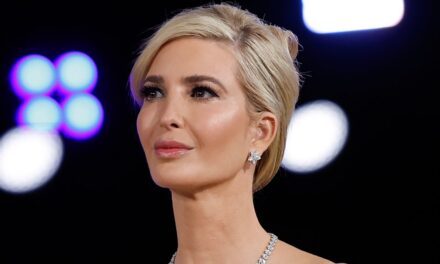 Ivanka Trump montre des jambes de mannequin en mini-robe rouge chaude