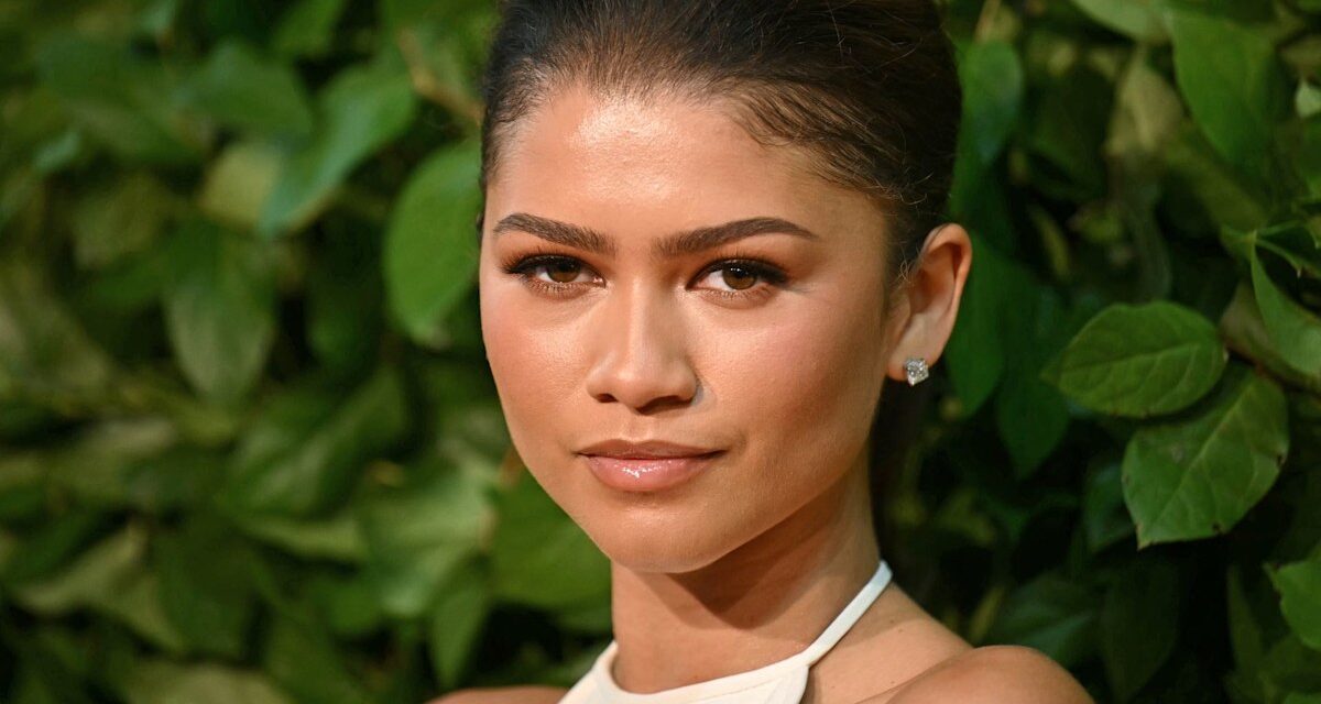 Zendaya vient de déclarer les couvercles brillants inspirés des années 70 Le nouvel œil fumé – et les fans sont obsédés