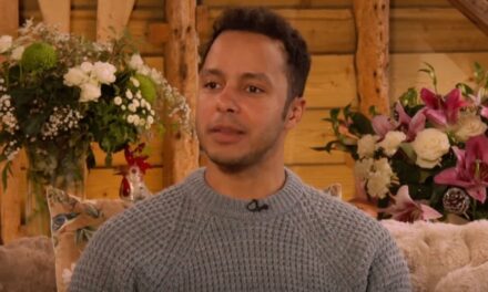 La fille de Will Kirk de l&rsquo;atelier de réparation est tellement «  adulte  » avec de longues nattes et une jupe de ballerine