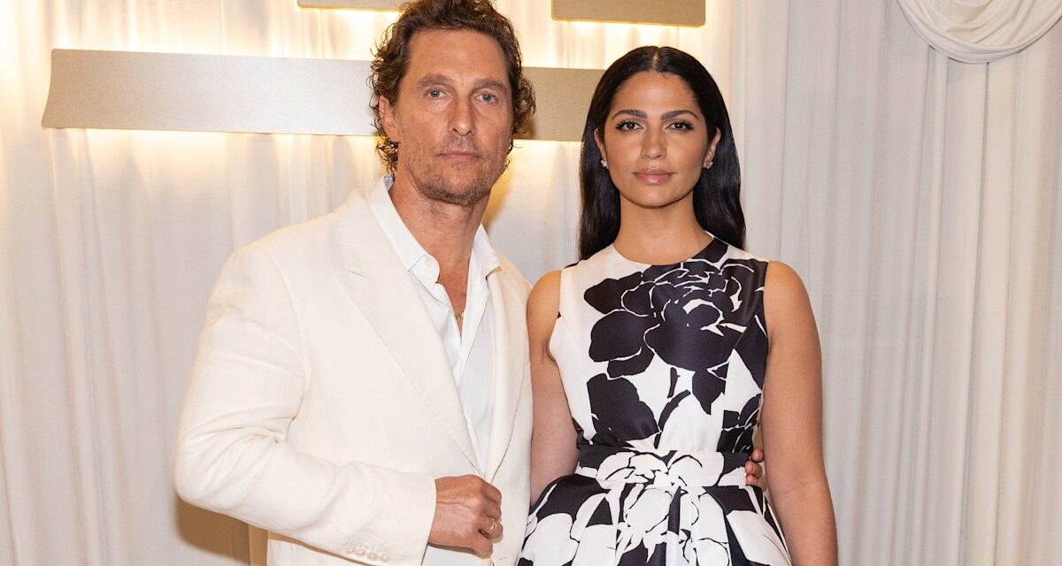 Matthew McConaughey révèle un arrangement de sommeil avec sa femme Camila Alves qui garde le mariage en vie