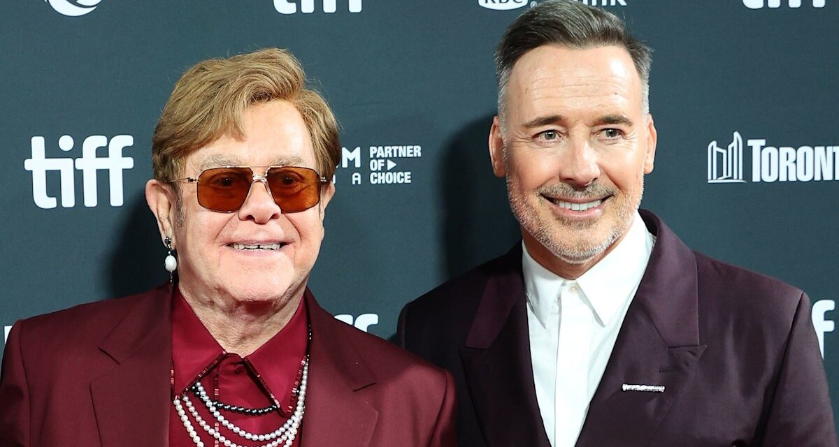 Elton John réfléchit sur les fils de Zachary et le rôle «doux» d&rsquo;Elijah dans le mariage avec David Furnish – voir Clip exclusif