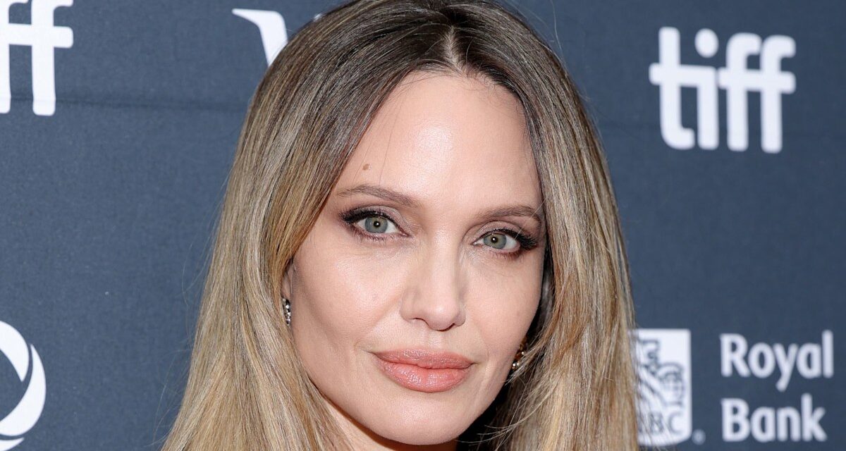 Angelina Jolie Channels emblématiques 2012 Oscars High-High Slit Moment dans un nouveau look brun chocolat