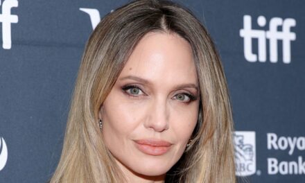 Angelina Jolie Channels emblématiques 2012 Oscars High-High Slit Moment dans un nouveau look brun chocolat