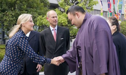 Live: Duke et la duchesse d&rsquo;Édimbourg reviennent du Japon suivant la visite de l&rsquo;État
