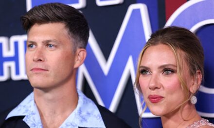 Colin Jost révèle vivement qu&rsquo;il «  vraiment bouleversé  » Scarlett Johansson dans un aperçu de la vie privée