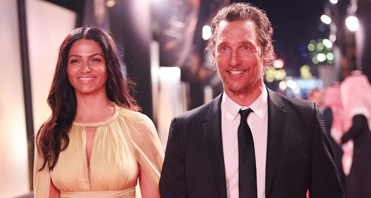 Matthew McConaughey et Camila Alves partagent un moment romantique lors de la projection de «The Lost Bus»