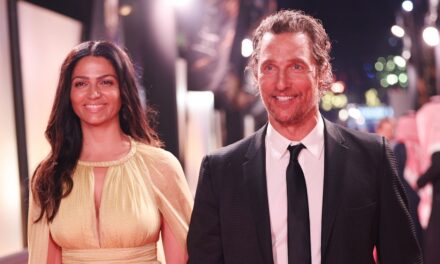 Matthew McConaughey et Camila Alves partagent un moment romantique lors de la projection de «The Lost Bus»