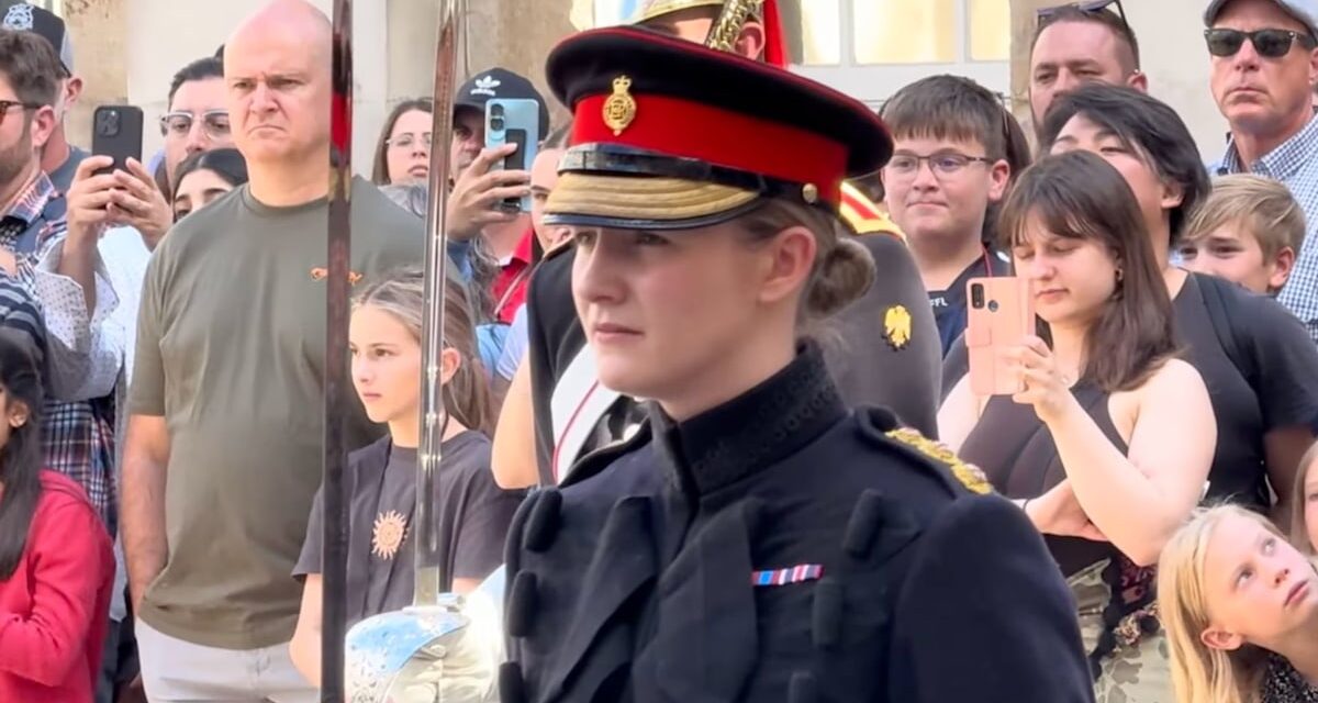 Moment «magique» de la princesse Charlotte avec l&rsquo;officier de l&rsquo;armée immortalisé
