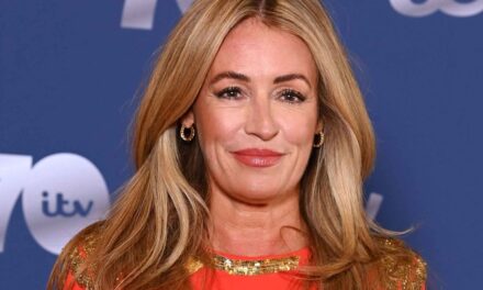 Faites confiance à Cat Deeley pour porter la jupe M&S de la saison – et choquant, il est toujours en stock