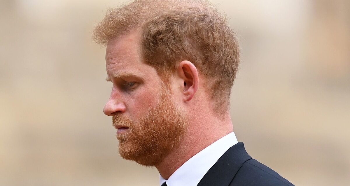 Le prince Harry visite le dernier lieu de repos de la fin de la reine à Windsor alors qu&rsquo;il marque trois ans depuis la mort de grand-mère
