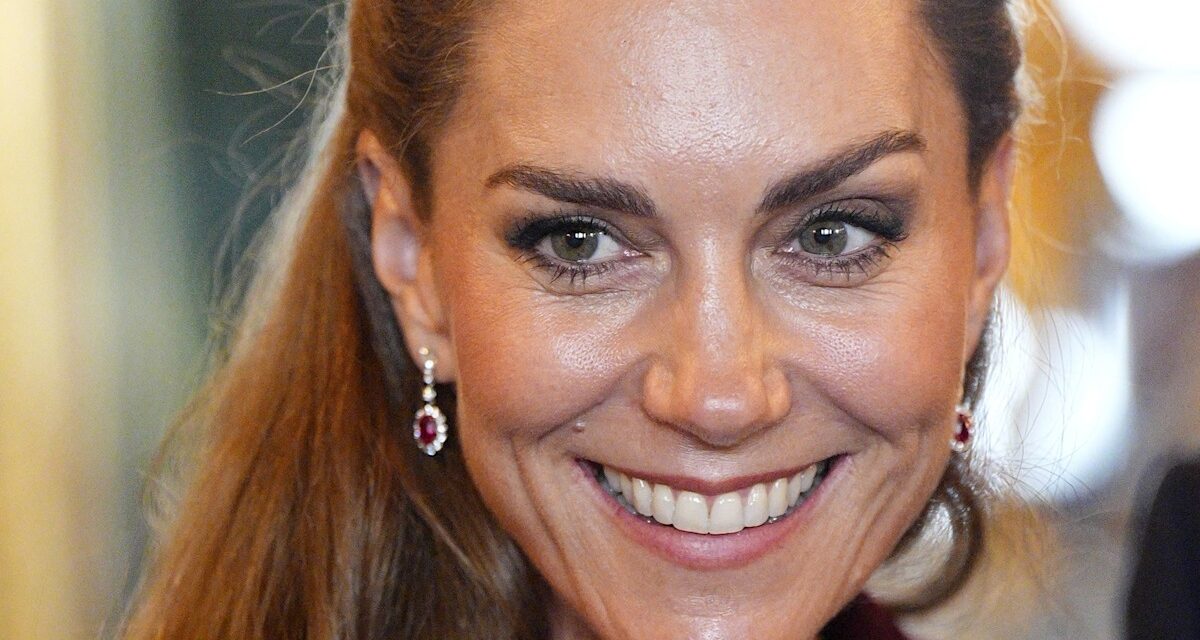 Kate Middleton est la reine du « pussy bow » – le décolleté le plus tendance du moment