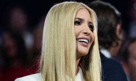 Ivanka Trump montre le corps de bikini tonique en photos de vacances éclatantes