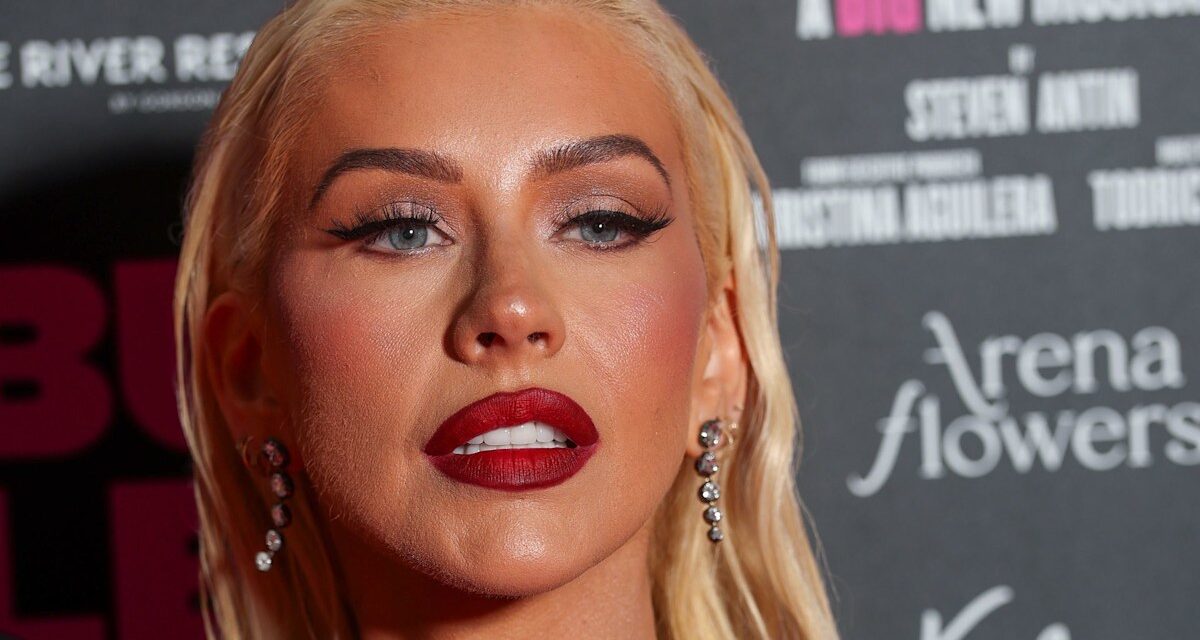 Christina Aguilera recrée le look «  dirrrty  » de 2002 dans le body et les gars en cuir Skintight