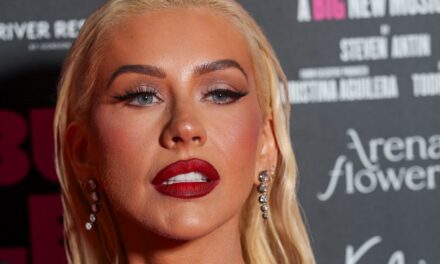 Christina Aguilera recrée le look «  dirrrty  » de 2002 dans le body et les gars en cuir Skintight