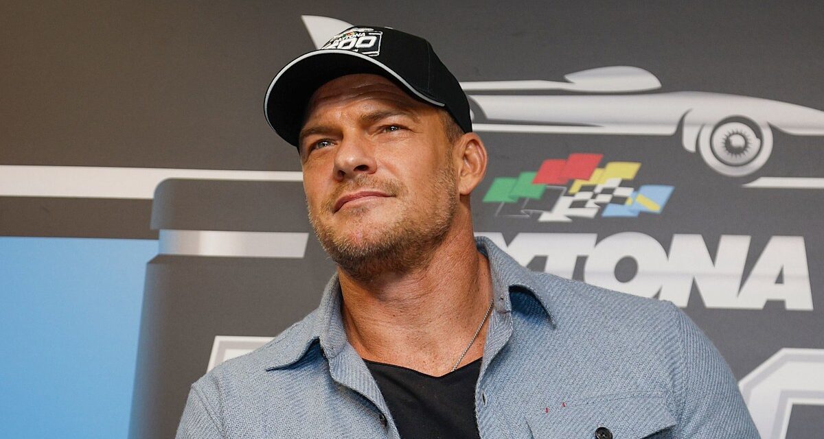 Alan Ritchson célèbre des nouvelles passionnantes au milieu du tournage de la saison quatre de la saison quatre