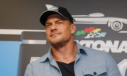 Alan Ritchson célèbre des nouvelles passionnantes au milieu du tournage de la saison quatre de la saison quatre