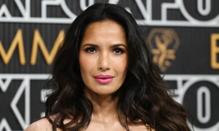 Padma Lakshmi a l&rsquo;air phénoménal en petit bikini de cordes à sonner en 55e anniversaire