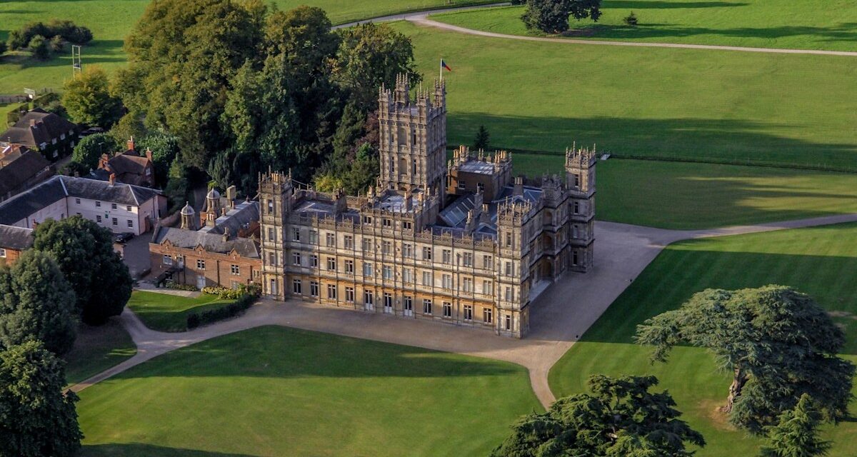 Où est filmé Downton Abbey? Découvrez les emplacements réels – y compris le château de Highclere spectaculaire