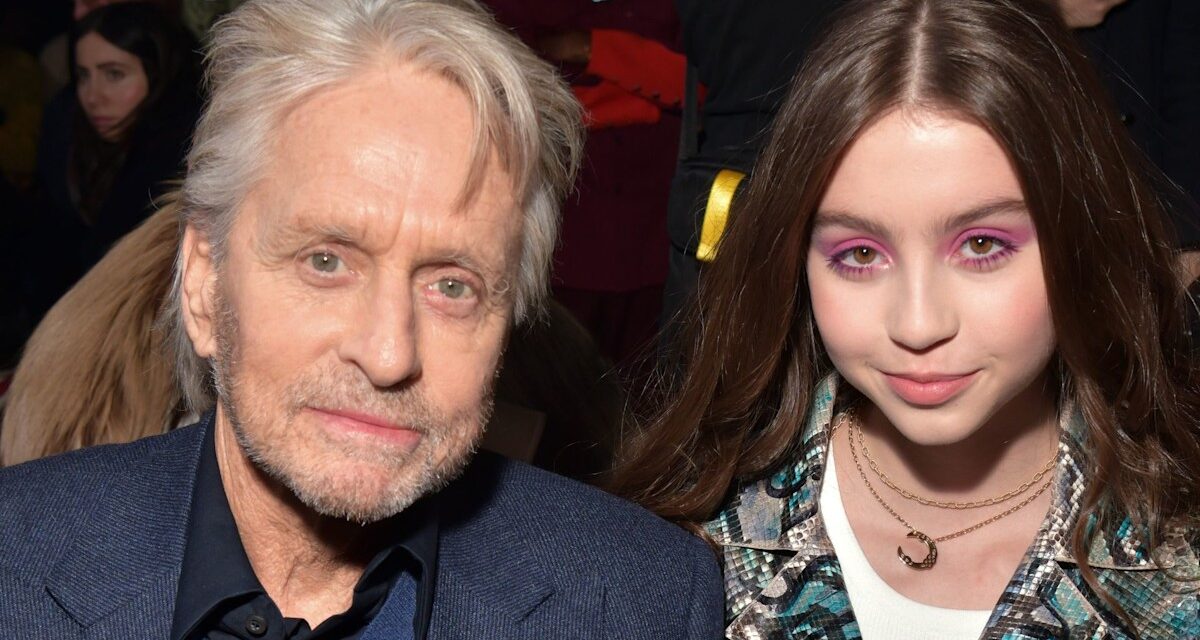 Le plus jeune enfant de Michael Douglas fait l&rsquo;entrée de retour à la tête à la fête de New York – attendez &lsquo;jusqu&rsquo;à ce que vous voyiez sa tenue