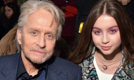 Le plus jeune enfant de Michael Douglas fait l&rsquo;entrée de retour à la tête à la fête de New York – attendez &lsquo;jusqu&rsquo;à ce que vous voyiez sa tenue