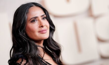 Salma Hayek vient de sortir avec sa coiffure la plus inattendue à ce jour