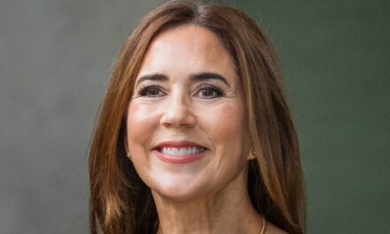 Queen Mary devient sans maquillage après une soirée glamour