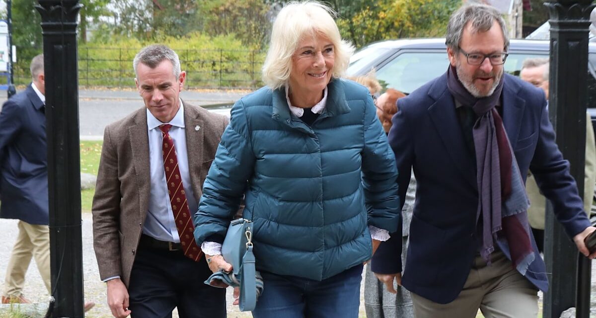 La reine Camilla le fait passer dans un incontournable de la garde-robe qu&rsquo;elle n&rsquo;a pas porté depuis 2 ans