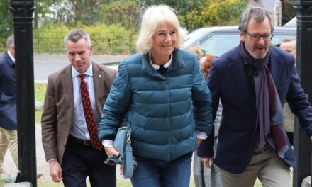 La reine Camilla le fait passer dans un incontournable de la garde-robe qu&rsquo;elle n&rsquo;a pas porté depuis 2 ans