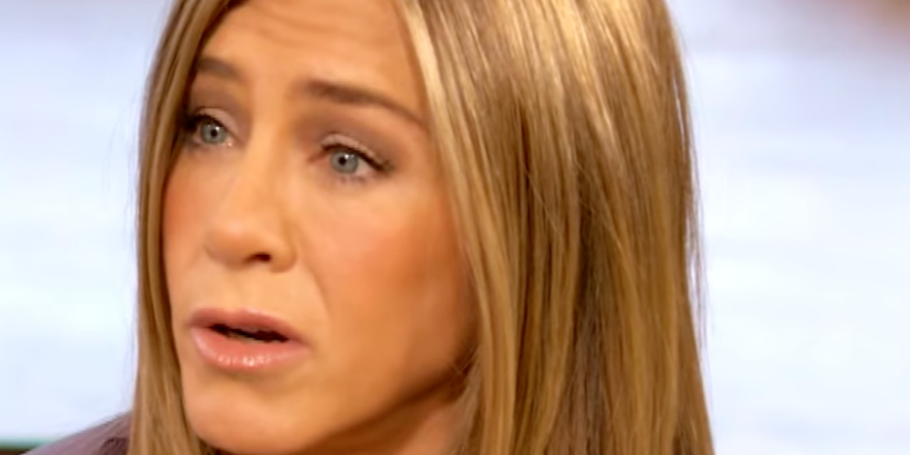 Jennifer Aniston fait des larmes en direct en direct sur la mort émotionnelle d&rsquo;un chien bien-aimé