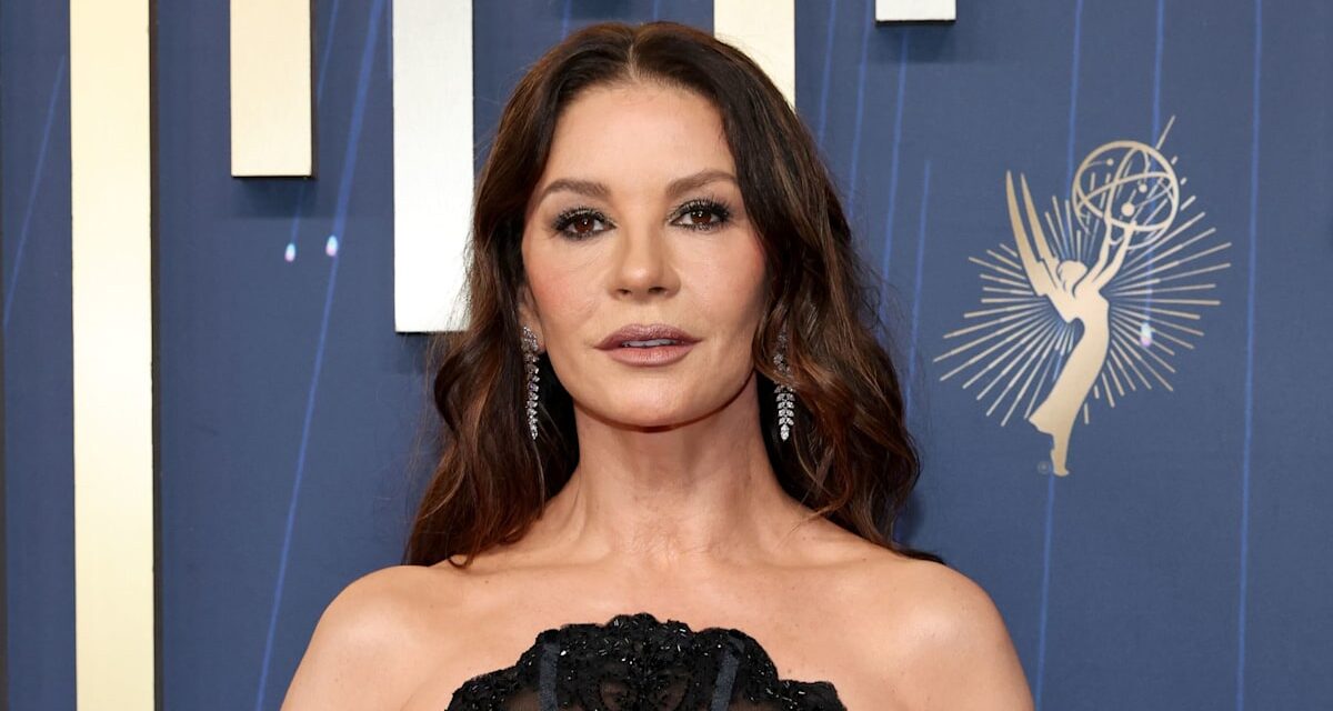 Catherine Zeta Jones, 55 ans, vole le spectacle avec une robe transparente grésillante