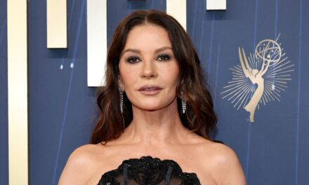 Catherine Zeta Jones, 55 ans, vole le spectacle avec une robe transparente grésillante