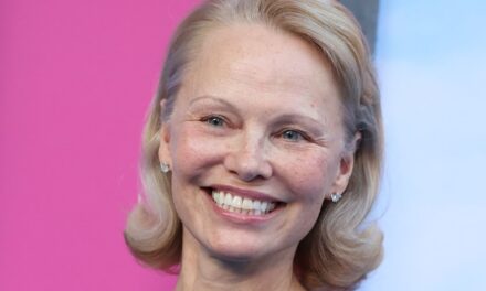 Pamela Anderson déclare «cerise noire» la teinte à ongles incontournables pour l&rsquo;automne 2025