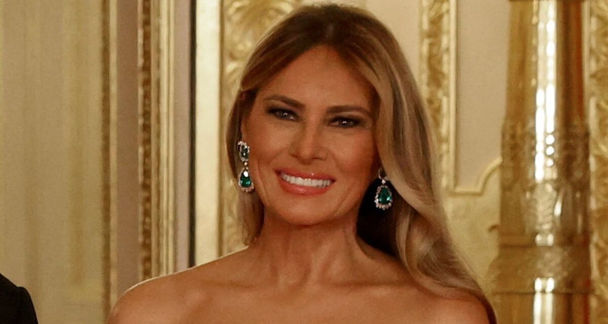Melania Trump fait une déclaration dans une robe de choc de couleur inhabituelle pour le banquet d&rsquo;État