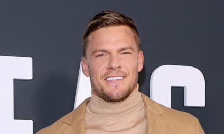 Les tatouages ​​de la star de la star de Reviner Alan Ritchson – y compris ceux dédiés à ses enfants