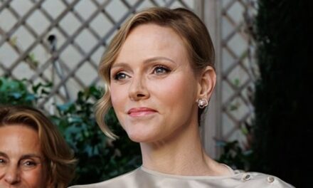 La princesse Charlene prouve comment porter la soie de déesse dorée – la manière royale