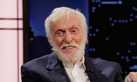 La dernière photo de gym de Dick Van Dyke à 99 montre qu&rsquo;il est toujours de bonne humeur