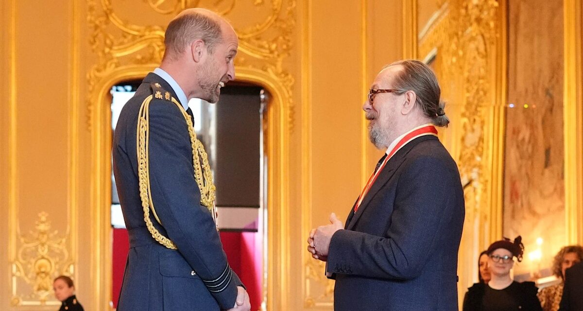 Gary Oldman reçoit la chevalerie du fan de Harry Potter, le prince William, lors de la cérémonie «émotionnelle»