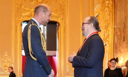 Gary Oldman reçoit la chevalerie du fan de Harry Potter, le prince William, lors de la cérémonie «émotionnelle»