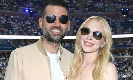 Lindsay Lohan brille car elle aime la nuit de rendez-vous douce avec un mari à nous ouvert