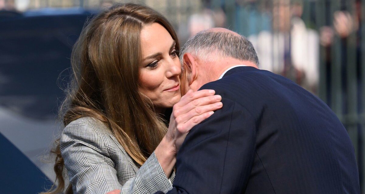 Kate Middleton embrasse chaleureusement le parrain de Prince George dans les retrouvailles émotionnelles