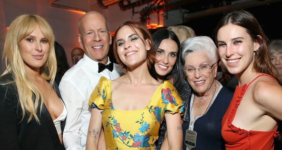 Demi Moore rejoint les filles pour célébrer le 90e anniversaire de la maman de Bruce Willis dans les photos de nouvelles photos de famille