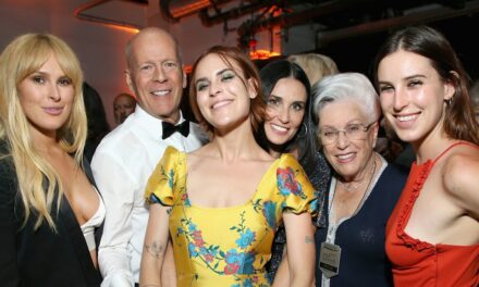 Demi Moore rejoint les filles pour célébrer le 90e anniversaire de la maman de Bruce Willis dans les photos de nouvelles photos de famille