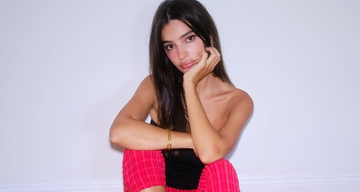 Emily Ratajkowski s&rsquo;accroche à l&rsquo;été en haut de tube et en pantalon capri