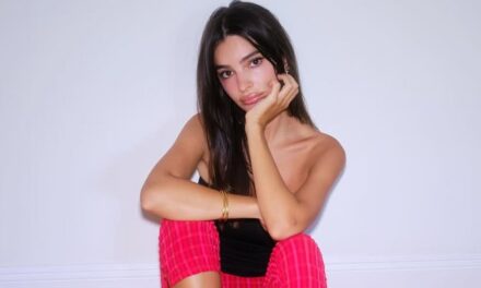 Emily Ratajkowski s&rsquo;accroche à l&rsquo;été en haut de tube et en pantalon capri